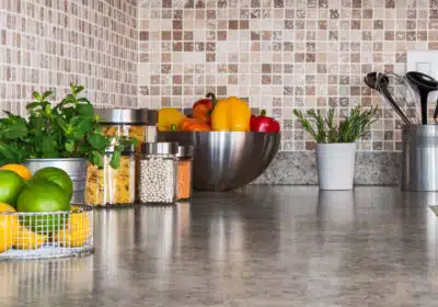 Quelles sont les <strong>épaisseurs des plans de travail</strong> pour une cuisine équipée ?